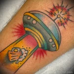 смешной цветной рисунок татуировки инопланетная летающая тарелка похищает бокал пива - tatufoto.com 200423 - 087