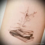 татуировки девушка танцует на стопке книг - tatufoto.com 230423 - 089