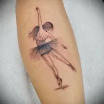 татуировки станцующие балериной нанесена на левый икре девушки - tatufoto.com 230423 - 094