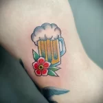 цветная татуировка с бокалом пива и красным цветочком на руке - tatufoto.com 200423 - 092