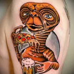 цветной рисунок татуировки инопланетянин с пивом и пиццей - tatufoto.com 200423 - 097