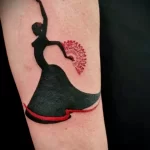 чёрная Красная татуировка на предплечье с танцовщицей - tatufoto.com 230423 - 097