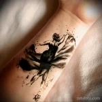 чёрно-белый рисунок татуировки с танцовщицей и сердечко на запястье - tatufoto.com 230423 - 099