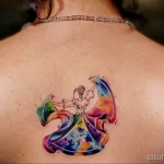 яркая цветная татуировка с танцовщицей на спине девушки - tatufoto.com 230423 - 102