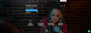 Интерьер тату салона Night Tattoo Club с изображением мастера за работой. Современный дизайн и профессиональное оборудование.