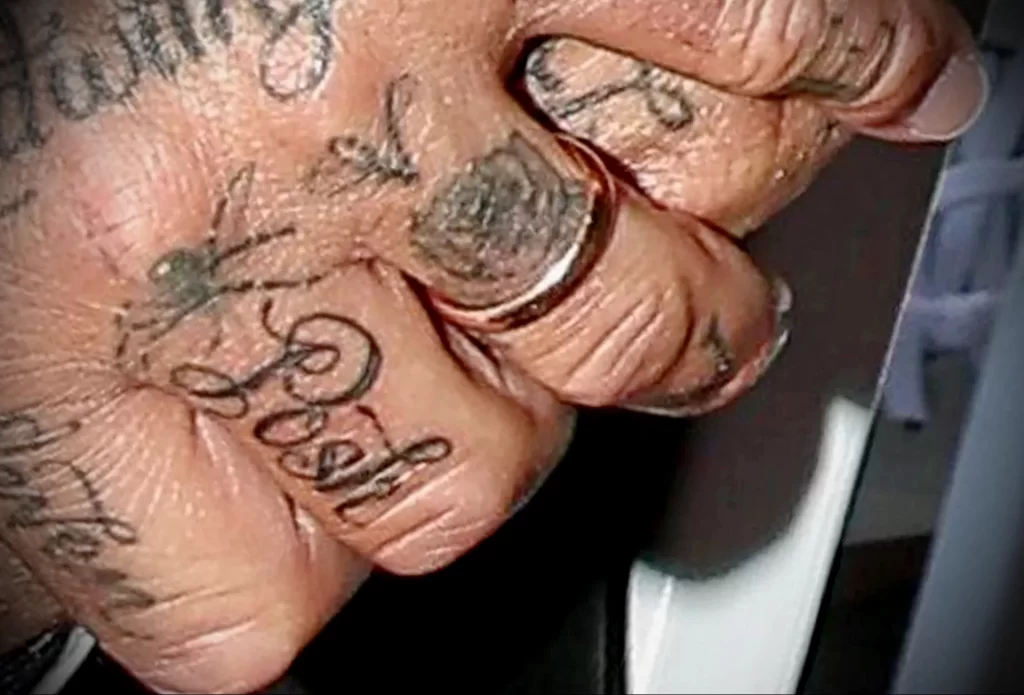 Новая татуировка Дэвида Бекхэма в честь супруги Виктории – тату надпись Posh на пальце - tatufoto.com фото 1 2