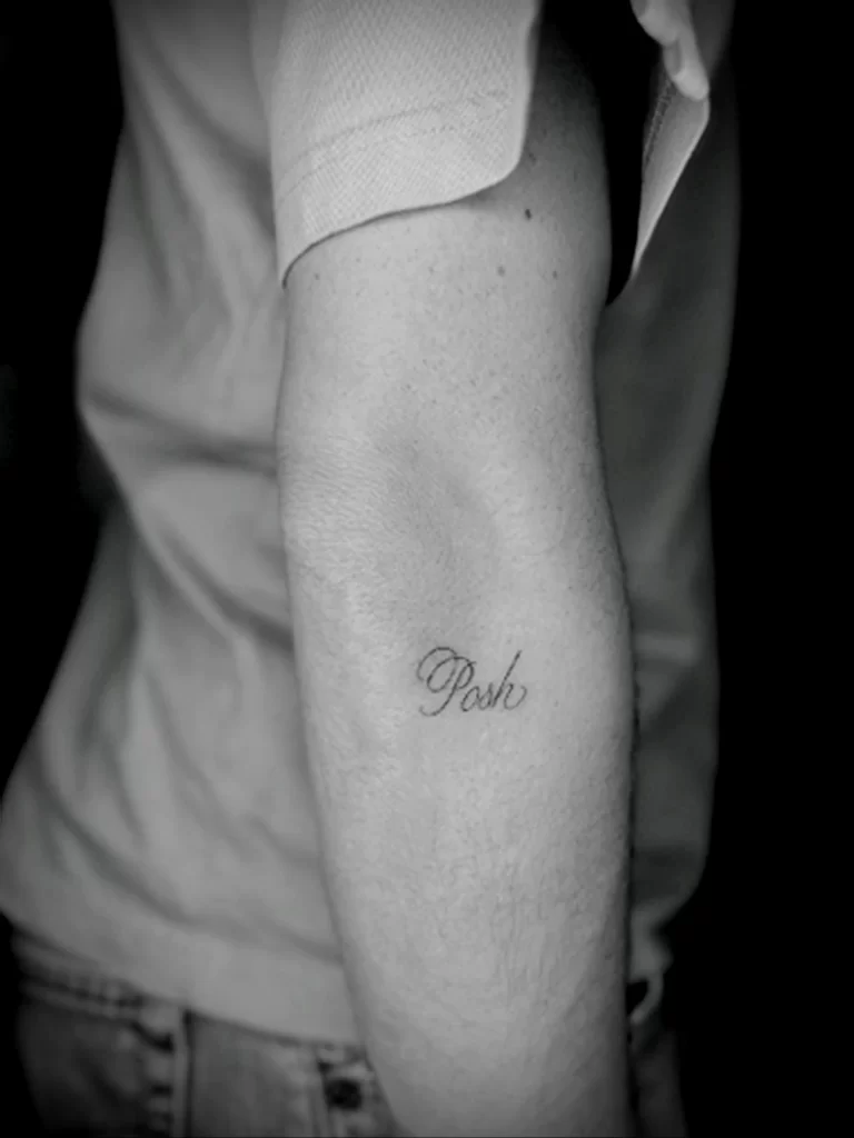 Новая татуировка Круза Бекхэма в честь мамы Виктории – тату надпись Posh на пальце - tatufoto.com фото 1
