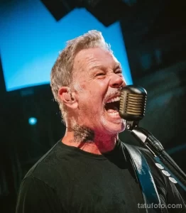 Фотография Джеймса Хетфилда, вокалиста Metallica, с татуировкой на шее. Идеи для тату на tatufoto.com.