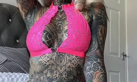 Одна из самых татуированных женщин в Британии поразила людей, показав, как она выглядела до покрытия своего тела татуировками