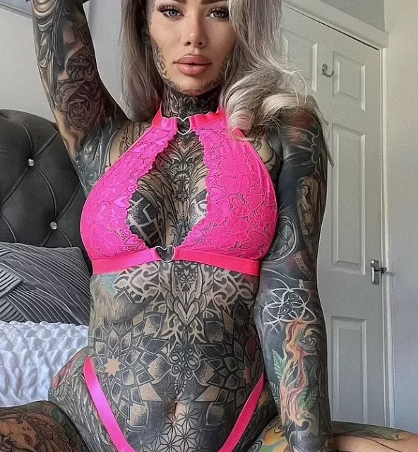 Одна из самых татуированных женщин в Британии поразила людей, показав, как она выглядела до покрытия своего тела татуировками