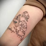 Фото тату с изображением украинской писанки и надписью на руке. Черно-белый рисунок с детальной проработкой узоров. Эскиз татуировки, символизирующий традиции и культуру.