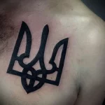 Фото тату: простой и лаконичный черный трезубец Украины на груди. Минималистичный рисунок татуировки.