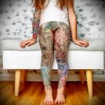 красивая девушка прячет стройные ноги покрытые татуировками от детей в школе tatufoto.com 4