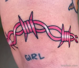 Фото тату розовой колючей проволоки с надписью "GIRL". Цветная татуировка, минималистичный стиль, яркие цвета, небольшие размеры. Идеи для тату.