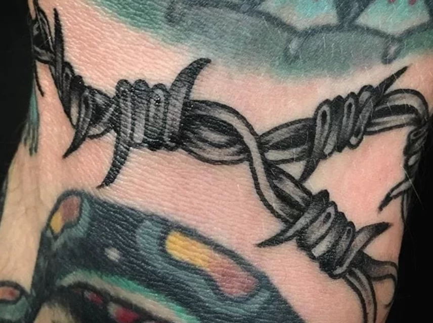 Татуировки с колючей проволокой ко дню Подачи заявки на патент колючей проволоки