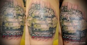Фото тату на икре с изображением башни и надписью 'Россия'. Черно-красный рисунок татуировки в реалистичном стиле.