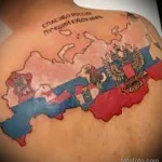Фото тату: татуировка карты России на спине, выполненная в ярких цветах с изображением герба и флага. Символ патриотизма и любви к Родине.
