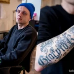Фото тату: крупная татуировка надписи 'СССР' на руке, выполненная в готическом стиле. Символ ностальгии и патриотизма.