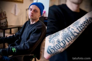 Фото тату: крупная татуировка надписи 'СССР' на руке, выполненная в готическом стиле. Символ ностальгии и патриотизма.