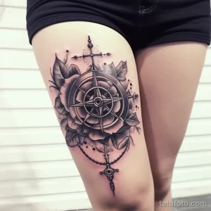 Фото тату: изображение компаса и розы на бедре, выполненное в технике blackwork с добавлением легких теней.