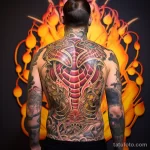 A man with a backpiece tattoo live streaming on Face dcbf e ae dfeccec _1 171123 tatufoto.com