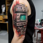 A tattoo artist with a detailed TV set tattoo on his fc c eb aa dbeaccdc 181123 tatufoto.com