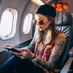 A tattooed woman sharing her travel vlog on Facebook bab ab ee f efdbed _1_2 171123 tatufoto.com