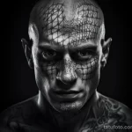 Art photo with contrasting black and white lighting, highlighting the texture of the skin and the name tattoo on the forehead 5 - 07,11,2023 tatufoto.com