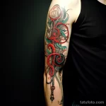 Фото тату в стиле биомеханика, покрывающее верхнюю часть руки. Изображены сложные механические элементы, переплетенные с органическими формами.