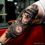 Creative tattoo studio scene with a man getting a fo adaf cbf e b dbbc _1_2 231123 tatufoto.com