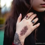 Girl showing the site of a removed tattoo with a keloid scar, demonstrating the risks of complications 5 09112023 tatufoto.com 092