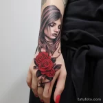 Hand holding a red tape beautiful drawing of a tatto cbbb fe a bbbeacc 231123 tatufoto.com