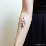 . Minimalist musical notes on wrist. tattoo v 16.11.2023 tatufoto.com 029