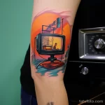 Tattoo of a TV with a reality show scene on the scre fbab fac d aa feaa _1 181123 tatufoto.com