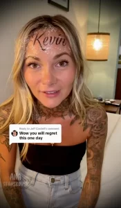 Фото тату на лбу женщины с надписью 'Kevin'. На фото также виден комментарий 'Wow you will regret this one day'.