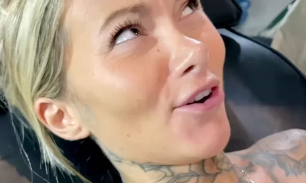Женщина татуирует имя бойфренда на лбу