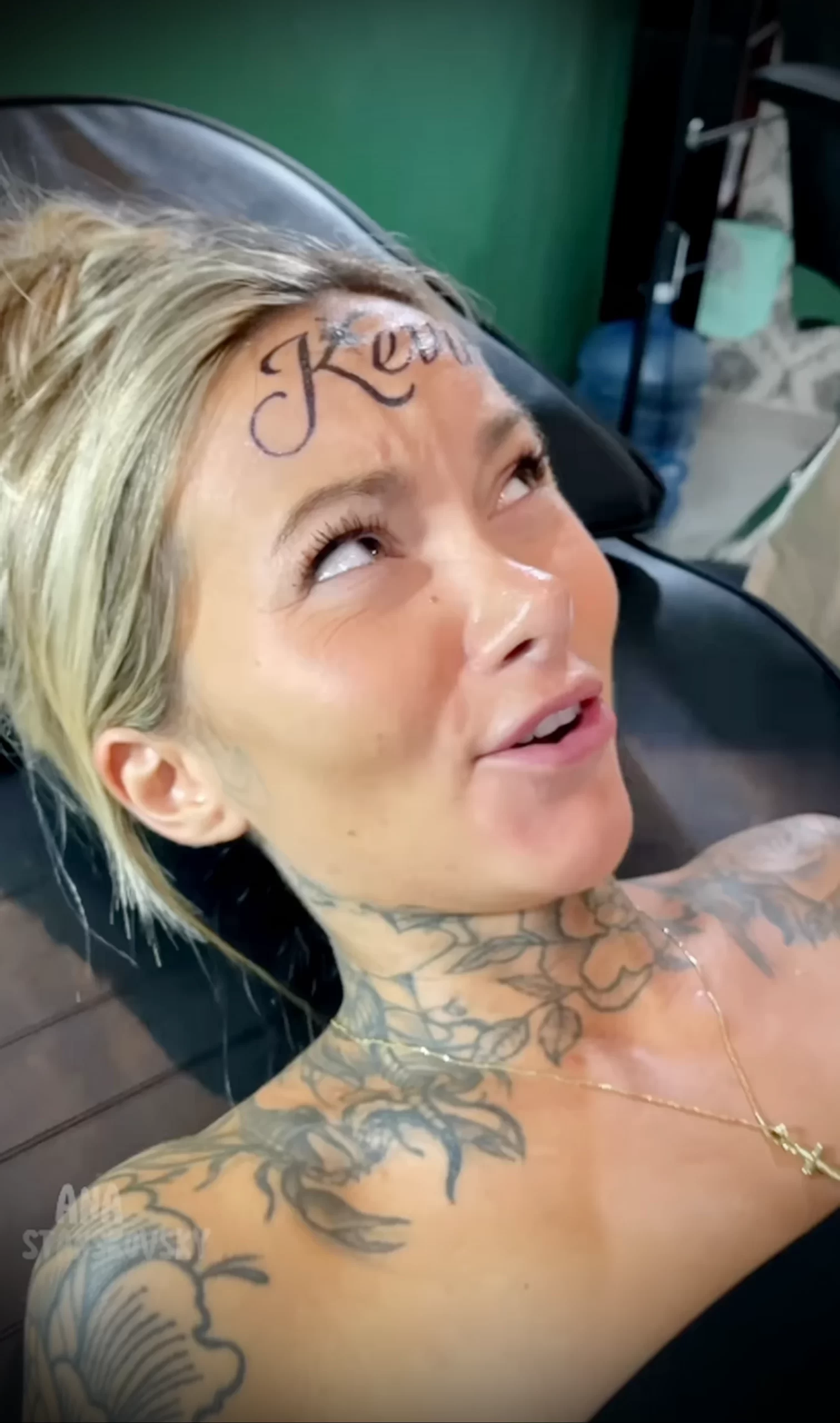 Ана Стансковски и ее скандальная татуировка с именем - 07,11,2023 tatufoto.com 006