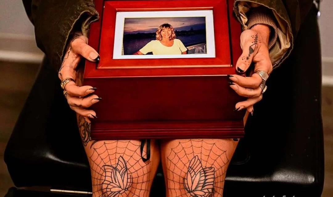 Tattoos aus der Asche verstorbenen Angehörigen und geliebten Menschen