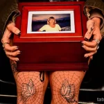 Tattoos aus der Asche verstorbenen Angehörigen und geliebten Menschen