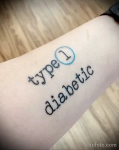 Фото минималистичной тату с надписью 'type 1 diabetic' на руке. Синяя татуировка с простым шрифтом.