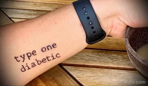 Фото минималистичной татуировки на руке с надписью 'type one diabetic'. Простой и лаконичный рисунок татуировки черным цветом.