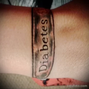 Фото тату: надпись 'Diabetes' нарисована на ярлыке, имитирующем бирку, на внутренней стороне запястья.