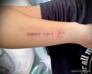 Фото минималистичной татуировки с надписью 'Diabetes tipo 1 B+' на руке. Тонкие линии, черно-белый рисунок, акцент на здоровье.