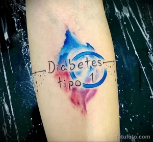 Фото акварельной татуировки с надписью 'Diabetes Tipo 1' и изображением сердца на руке. Мягкие переходы цветов, плавные линии, акцент на здоровье.