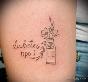 Фото минималистичной татуировки с надписью 'diabetes tipo 1' и изображением цветов в вазе на руке. Тонкие линии, черно-белый рисунок, акцент на здоровье.