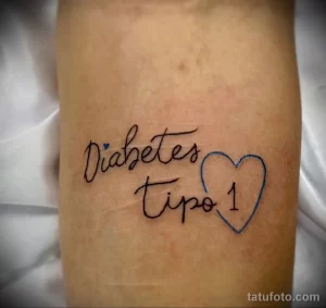 Фото тату: надпись 'Diabetes Tipo 1' и изображение сердца, выполненные в черном цвете на руке.