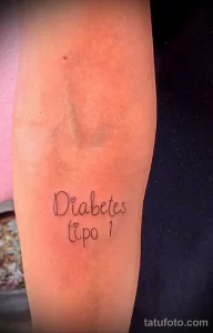 Фото тату: простая татуировка с надписью 'Diabetes tipo 1' и сердечком на руке, выполненная в тонких линиях.