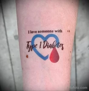 Фото тату: синее сердце с красной каплей крови внутри и надписью 'I love someone with Type 1 Diabetes'. Выражение любви и поддержки.