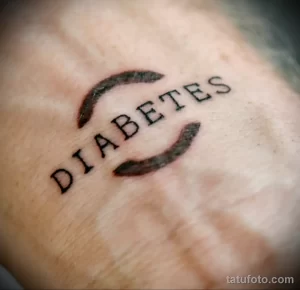 Фото тату: простая надпись 'Diabetes' черным цветом на коже. Минималистичный стиль, лаконичный дизайн, небольшое изображение.