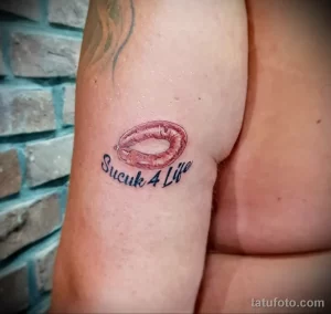 Фото тату на руке с изображением аппетитного кусочка сучук и надписью 'Sucuk 4 Life'. Идеально для любителей турецкой кухни и юмора.